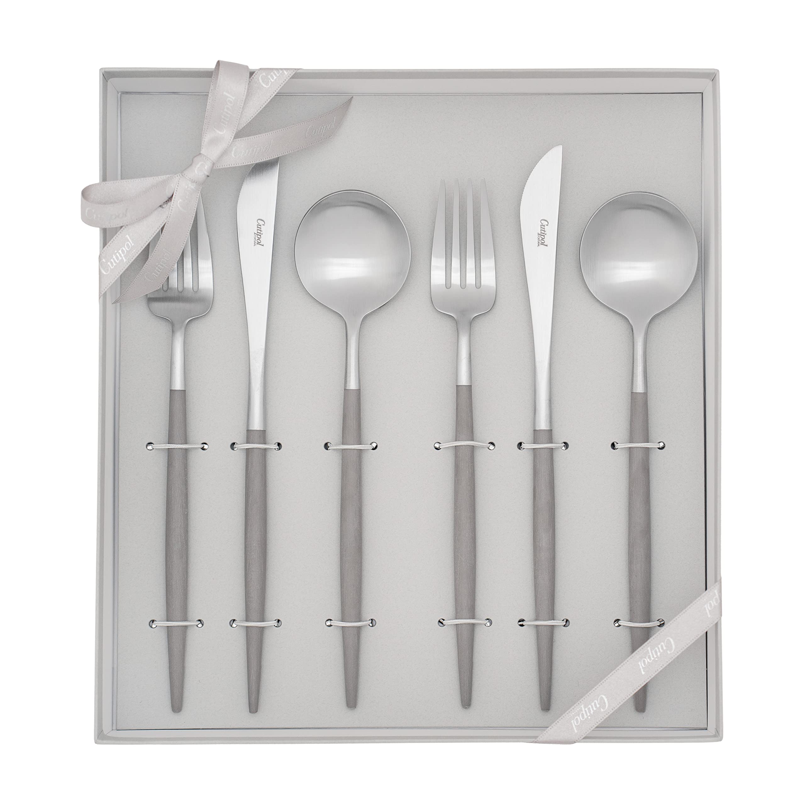 

Оригинальный подарочный набор столовой посуды Cutipol GOA Warm Silver в белой подарочной коробке с оригинальной лентой 2 2 серый/матовый 6 предметов (2 ножа, вилки, ложки)