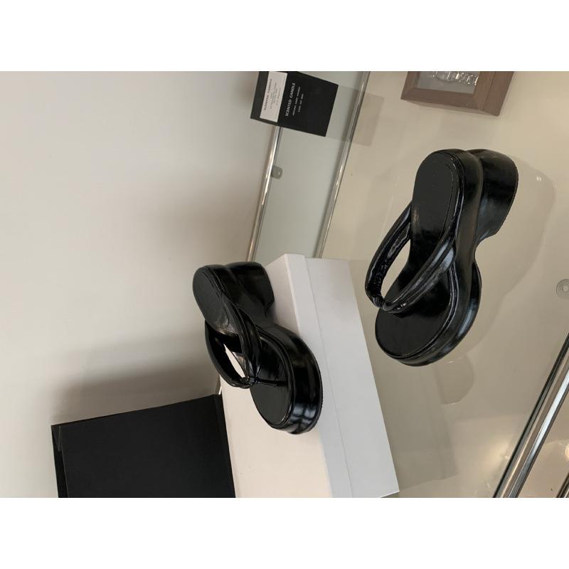 French Thick-soled Flip-flops Women's 2025 New Silver Cold Slippers, Summer Wear Beach Sandals