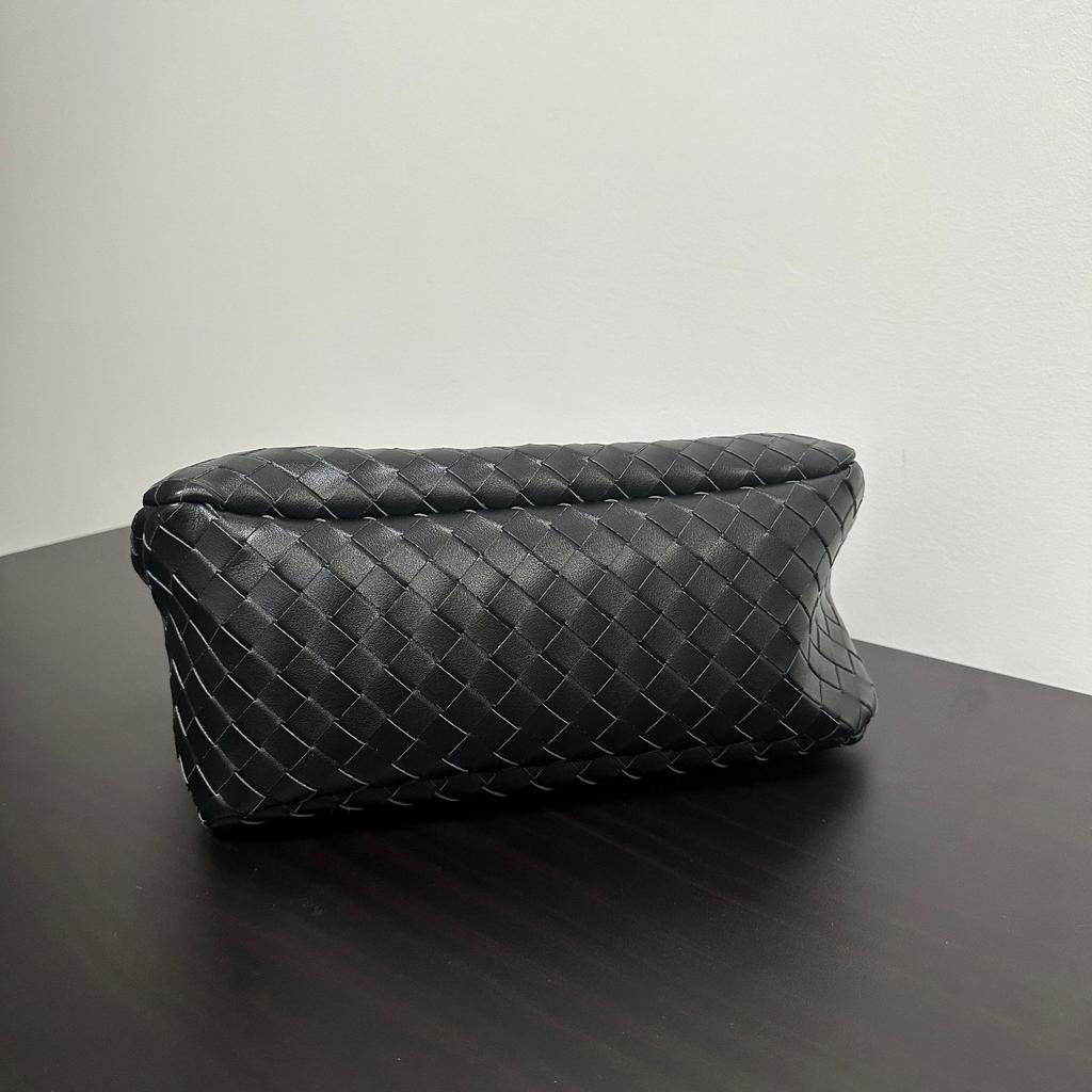 Hand-woven European and American Retro Texture Versatile Handbag Large Capacity Leisure Commuting Fashion Simple Tote Bag