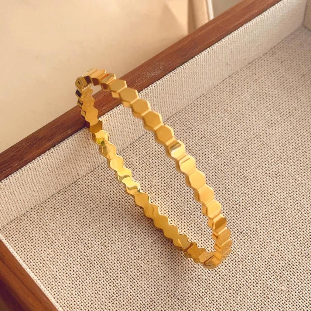 Luxusní dámský náramek z titanové oceli se zirkony a akcenty z bílé perleti