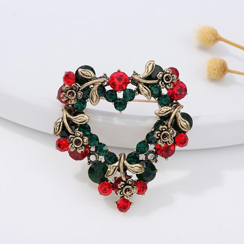Набор Christmas Wreath and Heart Brooch от Fumede