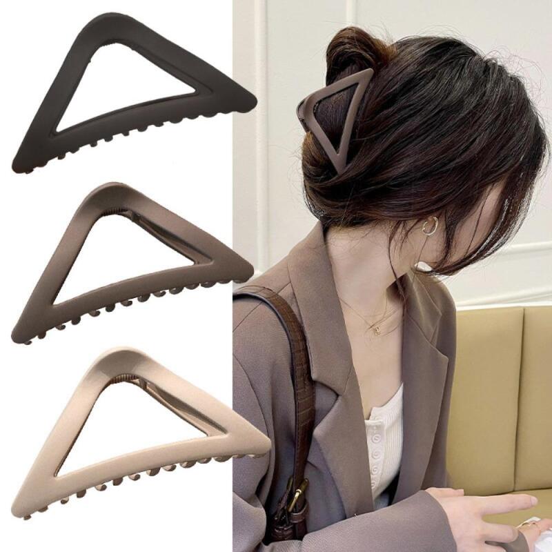 Triangle Cutout Normcore Look Neutral Half-Clip Pin black