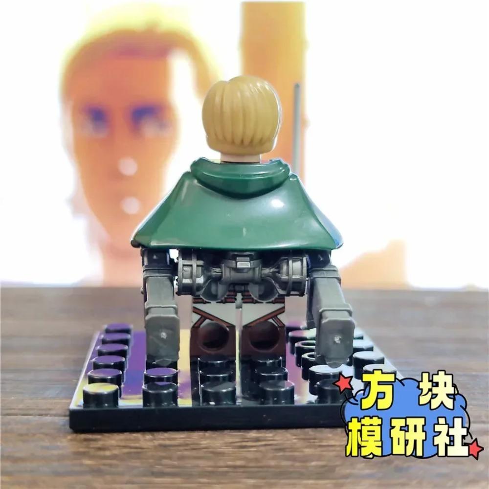 Anime Attack on Titan Erwin Smith Cosplay Blocchi da Costruzione Uomo Cartone Animato Mattoncini Modello Persone Ornamento Regalo di Natale