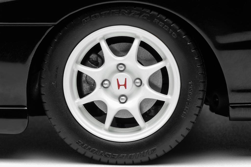 FREESTYLE MOTORHELIX Scale Honda Integra Type R Early Version Championship White Finished Model M85201 1/18 (DC2)