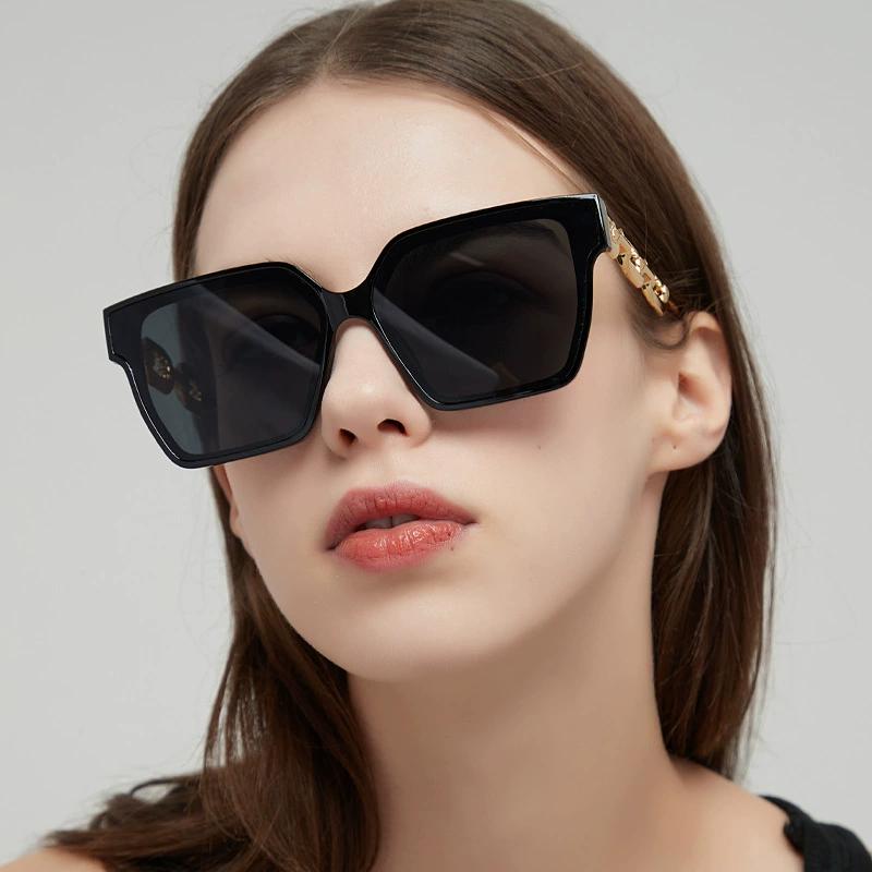 Fashion New Large Frame Square Retro Personality Chain Lens Leg Design Sunglasses INS Style Street Po Eyeglasses Female