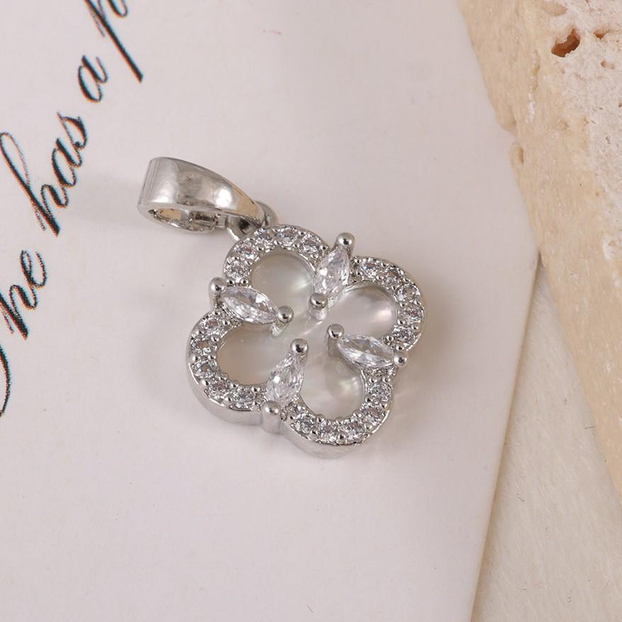 Elegant Four-Leaf Clover Rhinestone Pendant with Gold & Silver Two-Tone Design - Fashionable Women's Clavicle Jewelry