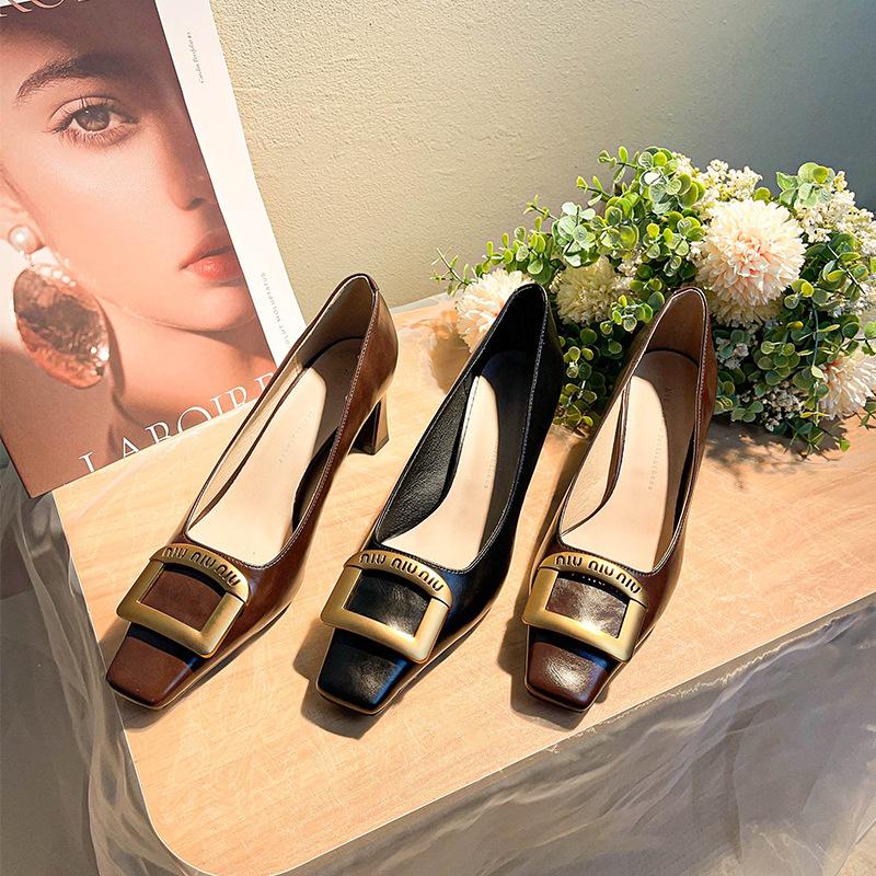 6888-3 Französische quadratische Zehenpartie High Heels Damenmode Pendeln Temperament Leichter Mund Dicker Absatz Einzelne Schuhe Metallische quadratische Schnalle High Heels