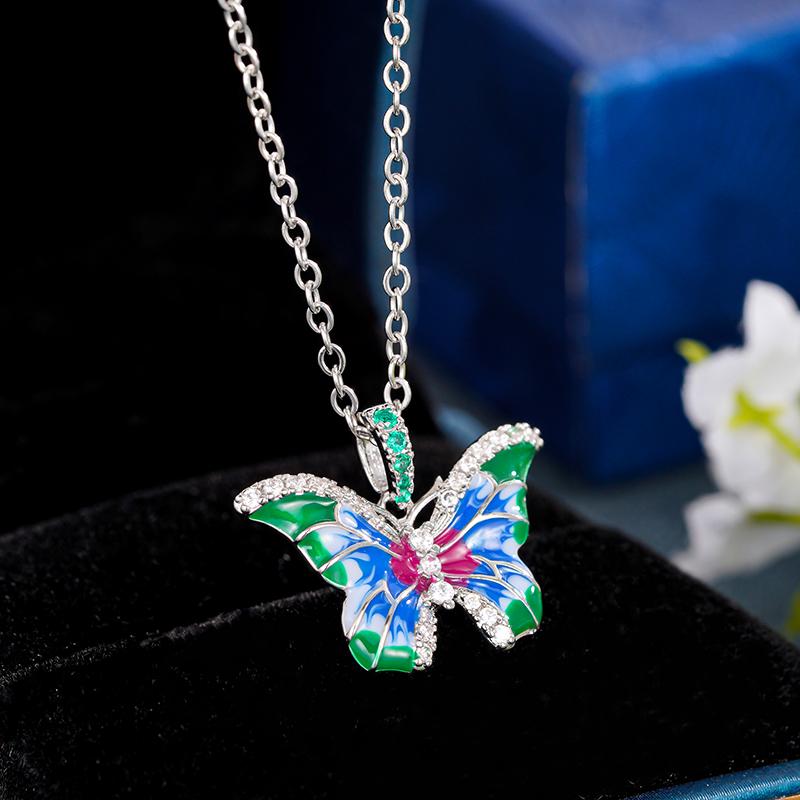 Colar Pingente Borboleta Esmaltada Colorida Huitan para Mulheres Exquisite Acessórios de Noivado Casamento Brilhante CZ Moderno