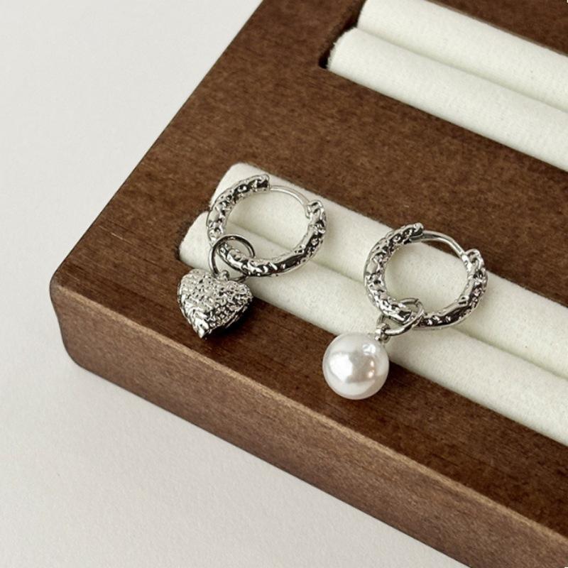 

Корейская версия новых асимметричных женских сережек-пряжек Love Ear Buckle Light Luxury Fashion Niche с имитацией жемчуга