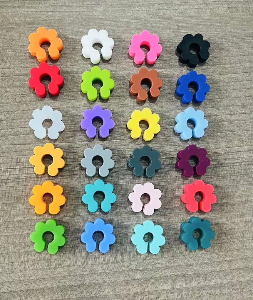 Segnabicchiere in silicone multicolore per vino rosso, ideale come ciondolo identificativo per bicchieri, etichette per feste e articoli per feste.