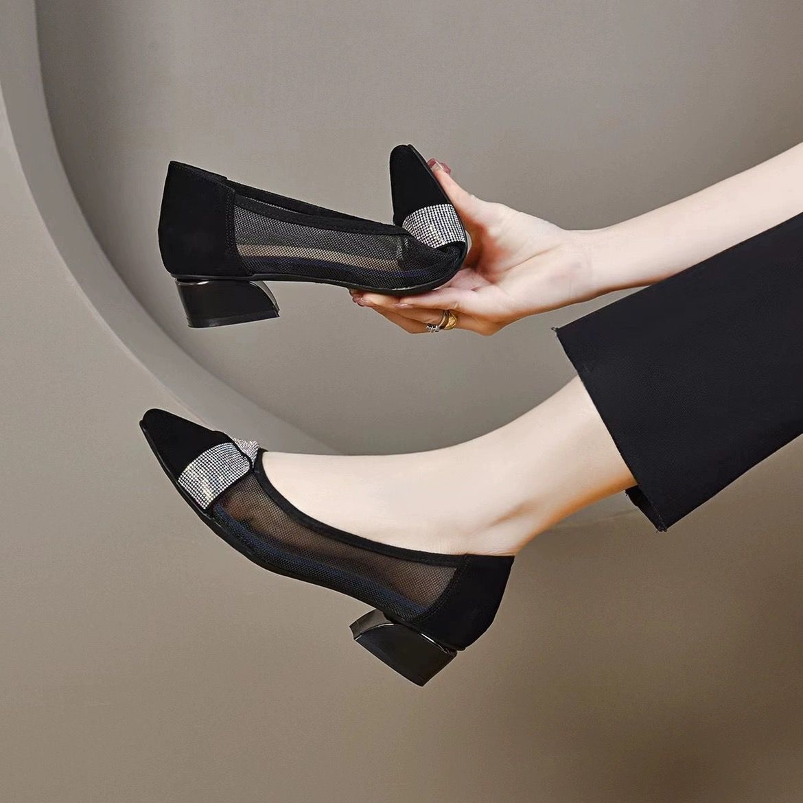 

Сетчатые туфли женские новинка 2025 года весна, лето и осень мягкие кожаные полые женские туфли летние кожаные туфли на низком толстом каблуке среднего размера 41 чёрный