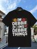 Vintage Grafik-T-Shirt für Damen & Herren - I'M DEBBIE DOING DEBBIE THINGS Retro-Print Atmungsaktiv Lockerer Schnitt Rundhalsausschnitt, Sho