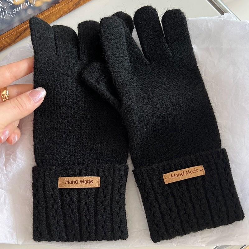 The Five Fingered Gloves for Women Keep Warm In Autumn and Winter. The Finger Touching Screen Has Holes To Protect Hands From The Cold