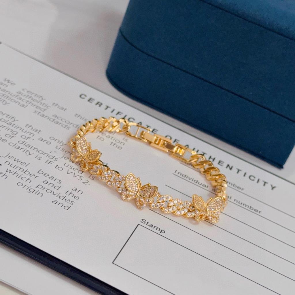 Schmetterlingsarmband mit Vollbesatz aus Diamanten, Einlage aus Naturstein, die echte Details zeigt. Süße Serie, Mehrblumenarmband Naturstein