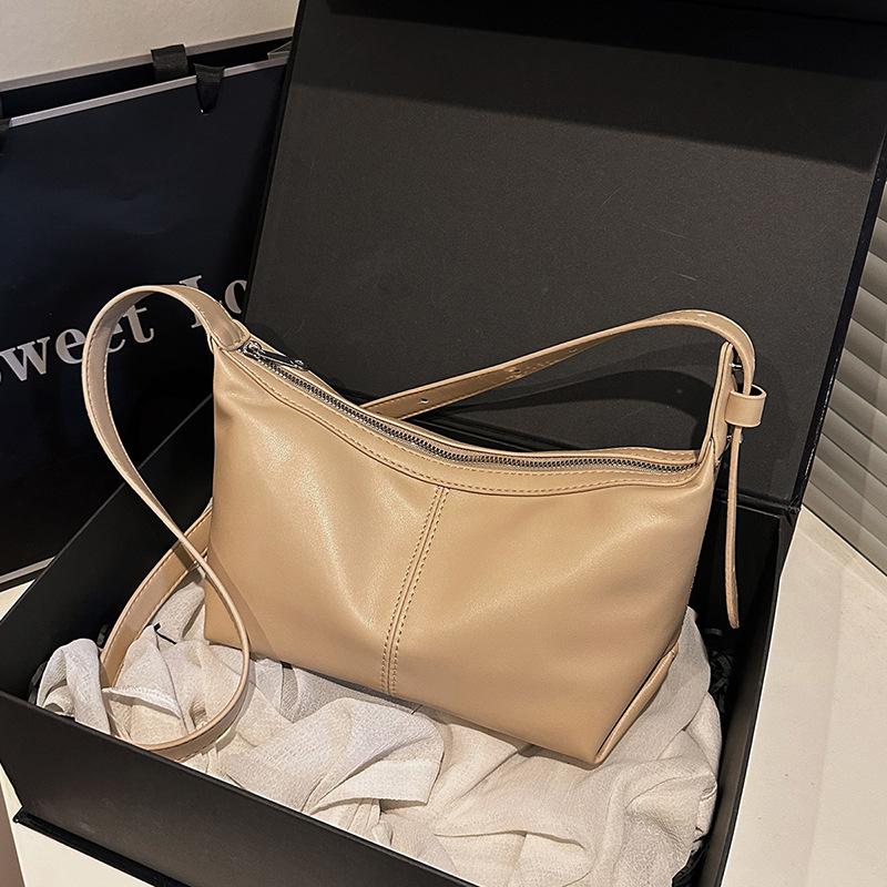 Niche Design Bag Women's New Casual Large-capacity Shoulder Messenger Bag Versatile Simple Dumpling Bag