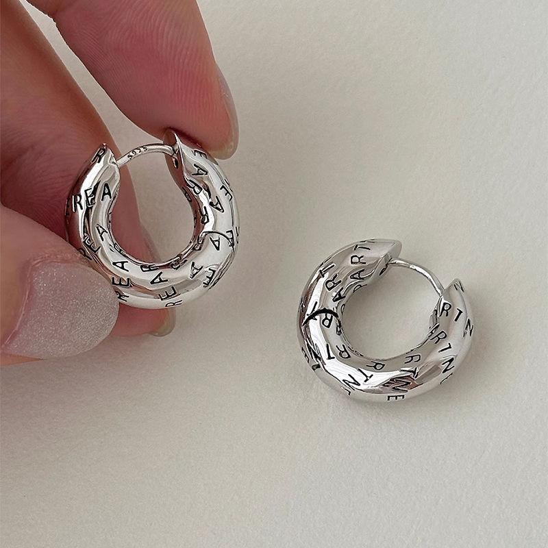 

2023 Горячие Ретро Серьги с Буквами: Женский нишевый дизайн, модный стиль со шпильками и каффами