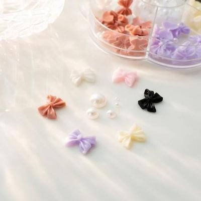 Dekorative Nagel-Accessoires Set mit kleinen Schleifen- und Perlen-Teilen