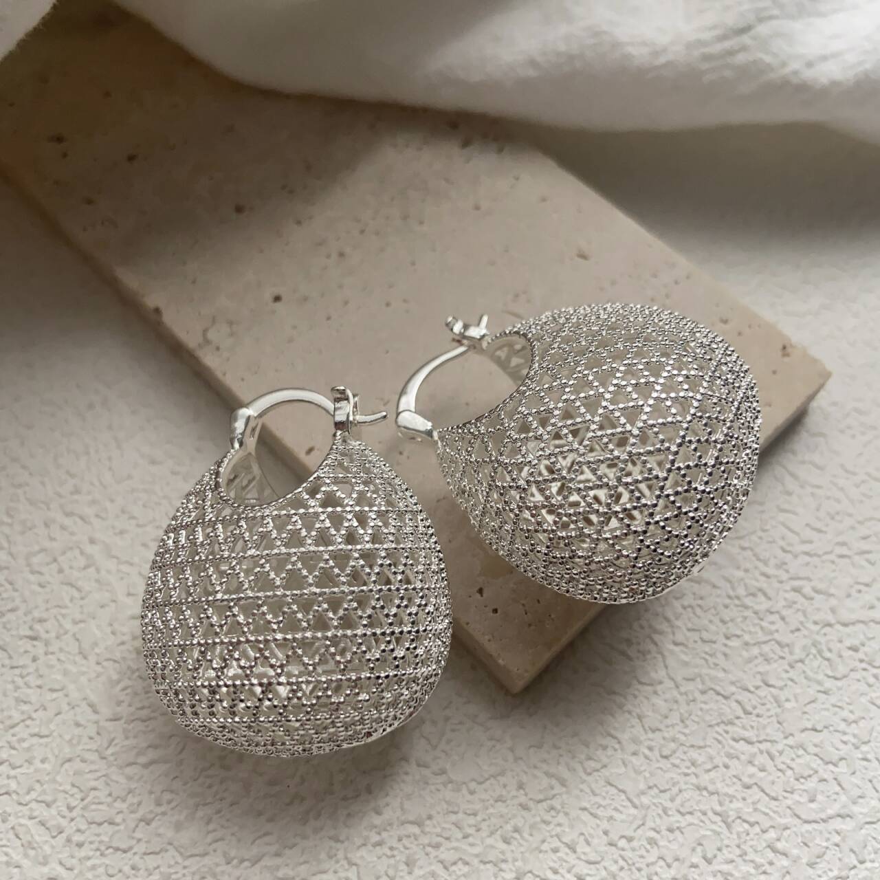 

Сумка с вырезами и металлическими серьгами, Ретро, Преувеличенная, Модная, Высококлассная, Взрывная, Изысканная, Трендовая, Высококлассная, Легкая роскошь