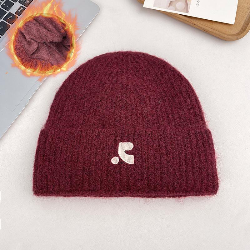 

Warm and ear protecting knitted woolen hat for women in autumn and winter versatile large head circumference face showing small pullover cold hat one size