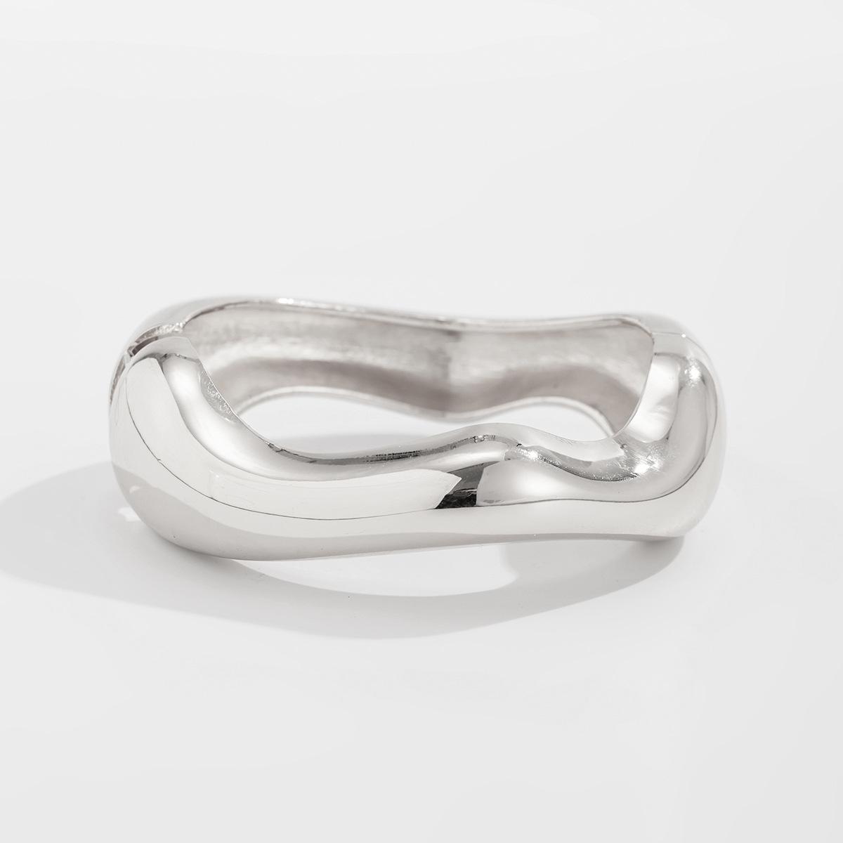 

Wind Metal Water Drop Hug Spring Bracelet, Fashionable Geometric Irregular Smooth Open Bracelet