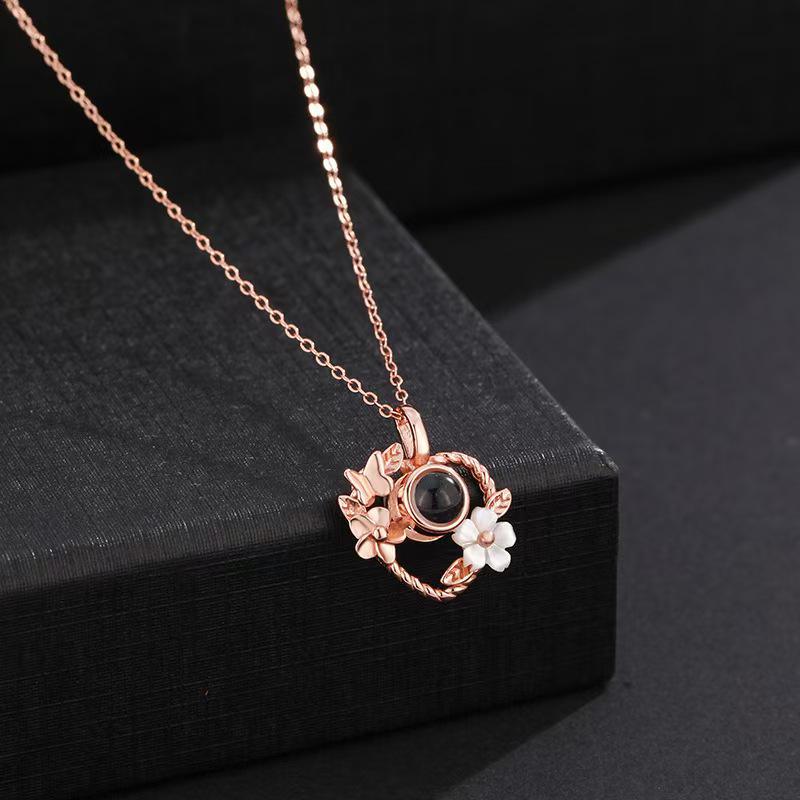 Ожерелье-бабочка в форме сердца с проекцией 100 языков