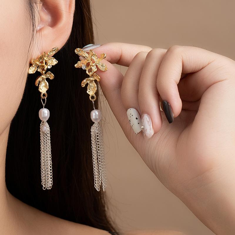 Retro Court Temperament Earrings Long Pearl Flower Fringed Light Luxury Stud Earrings Niche Design High-End Earrings