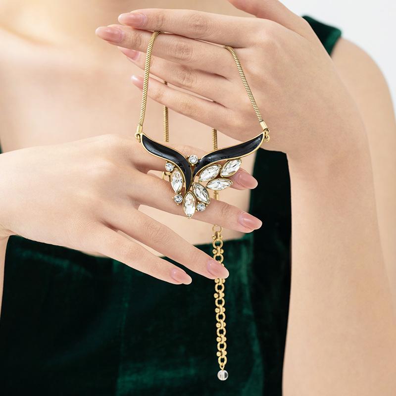 Retro Zircon Wing Necklace: Trendy Black & White Minimalist Clavicle Chain for Women