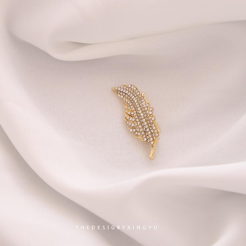 Broche Elegante de Pérola Dourada e Espiga de Trigo: Acessório Versátil e de Alta Qualidade para Mulheres