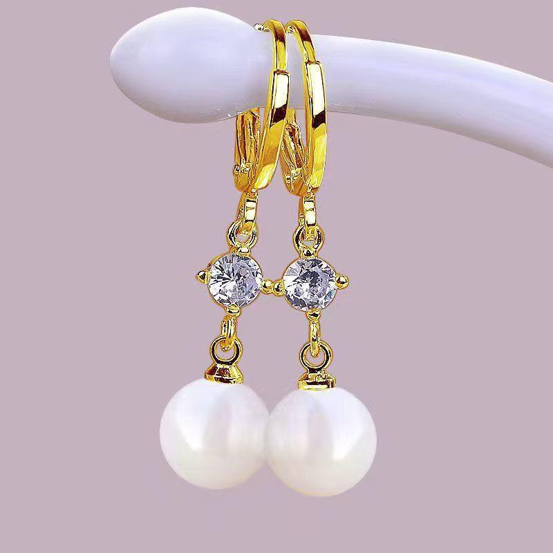 Golden Red Water Drop Temperament Diamond Earrings: Christmas Hypoallergenic Dangle Earrings, Fashionable and Versatile.