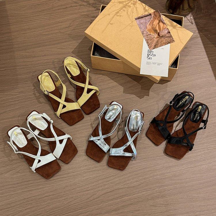 Tempérament jupe boucle un mot sandales à bout carré ouvert été pour femmes style fée français beau petits talons de 3 cm