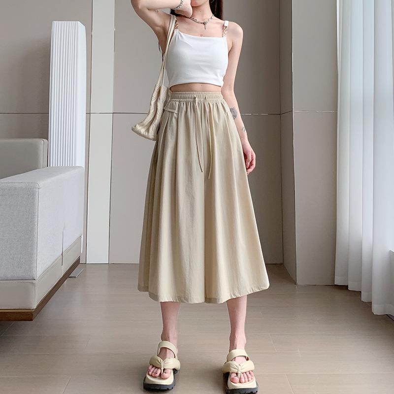 Ledové hedvábí Yamamoto culottes: Zeštíhlující, splývavé kalhoty se širokými nohavicemi na jaro/léto.