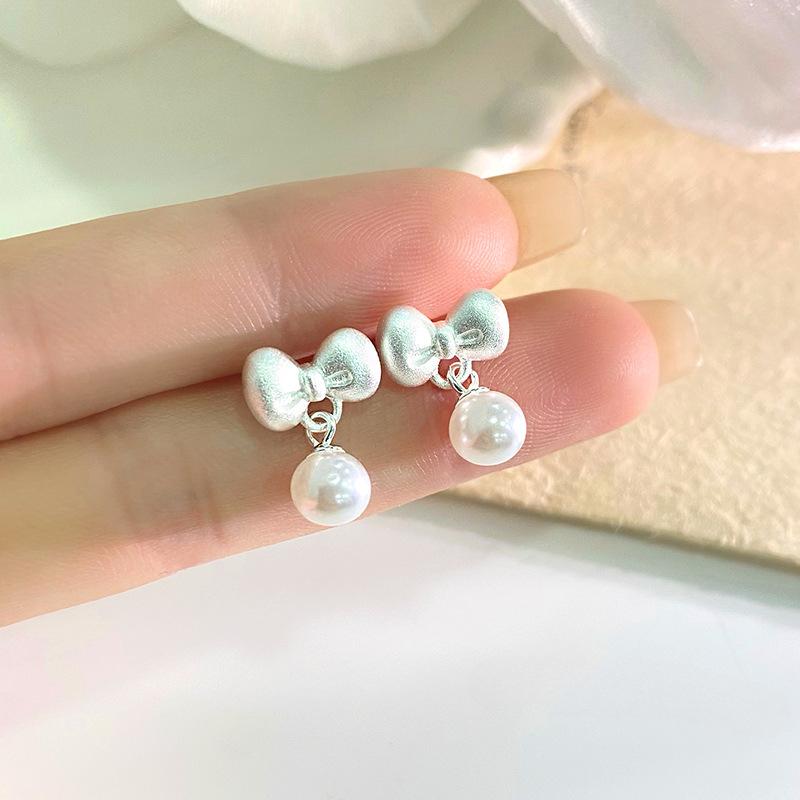 

Милые и симпатичные серьги-гвоздики с жемчужным бантиком, легкие, роскошные, девичьи ощущения