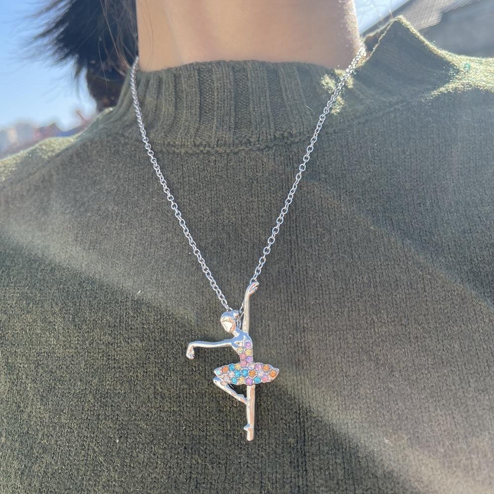 Acquista Dolce ed elegante ballerina ragazza collane con ciondolo in zircone di cristallo per le donne regalo di gioielli in acciaio inossidabile sexy delle signore di moda coreane in Italia a partire