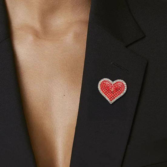 Spilla a Forma di Cuore Incastonata di Strass Rossi Pin per Vestiti Giacche Borse Cappelli Distintivo Accessorio Decorativo