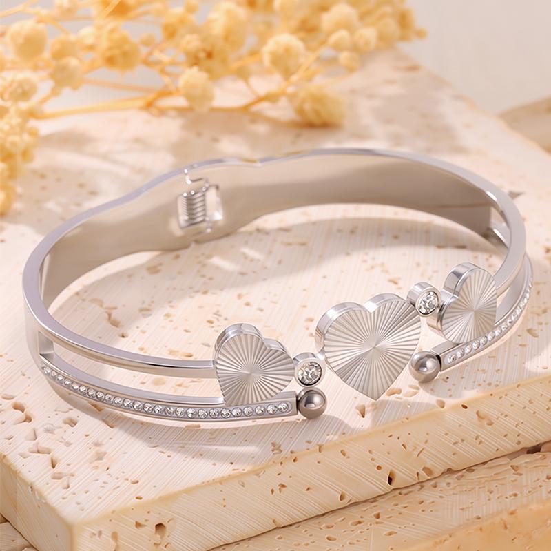 Women's High-end Fashion Love Gold Titanium Steel Peach Heart Couple Bracelet