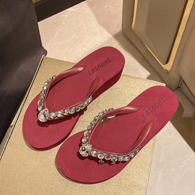 Neue Damen Wort-Hausschuhe mit Kette Strasssteinen Schräge Absätze Modische Oberbekleidung Zehenclip Dicke Sohle Strandsandalen Damen