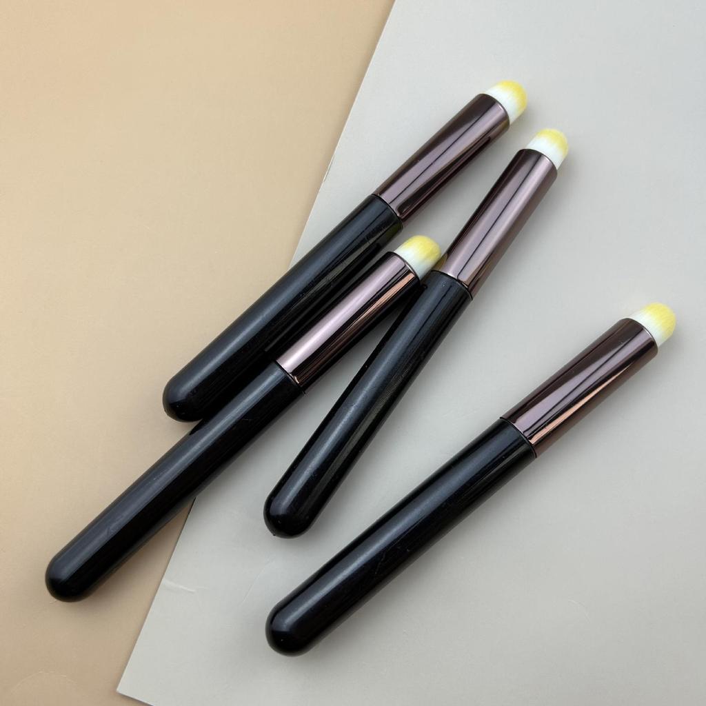 Portable Silicone Lip Brush with Lid - Mini Lip Mask, Balm, & Lipstick Brush