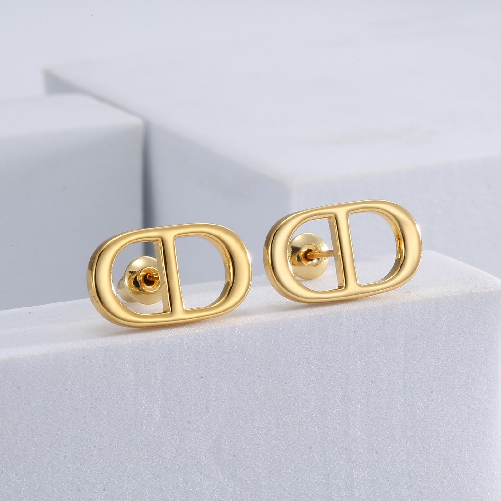 

Ретро маленькие изысканные универсальные серьги нишевый темперамент высококачественные серьги богатая дочь