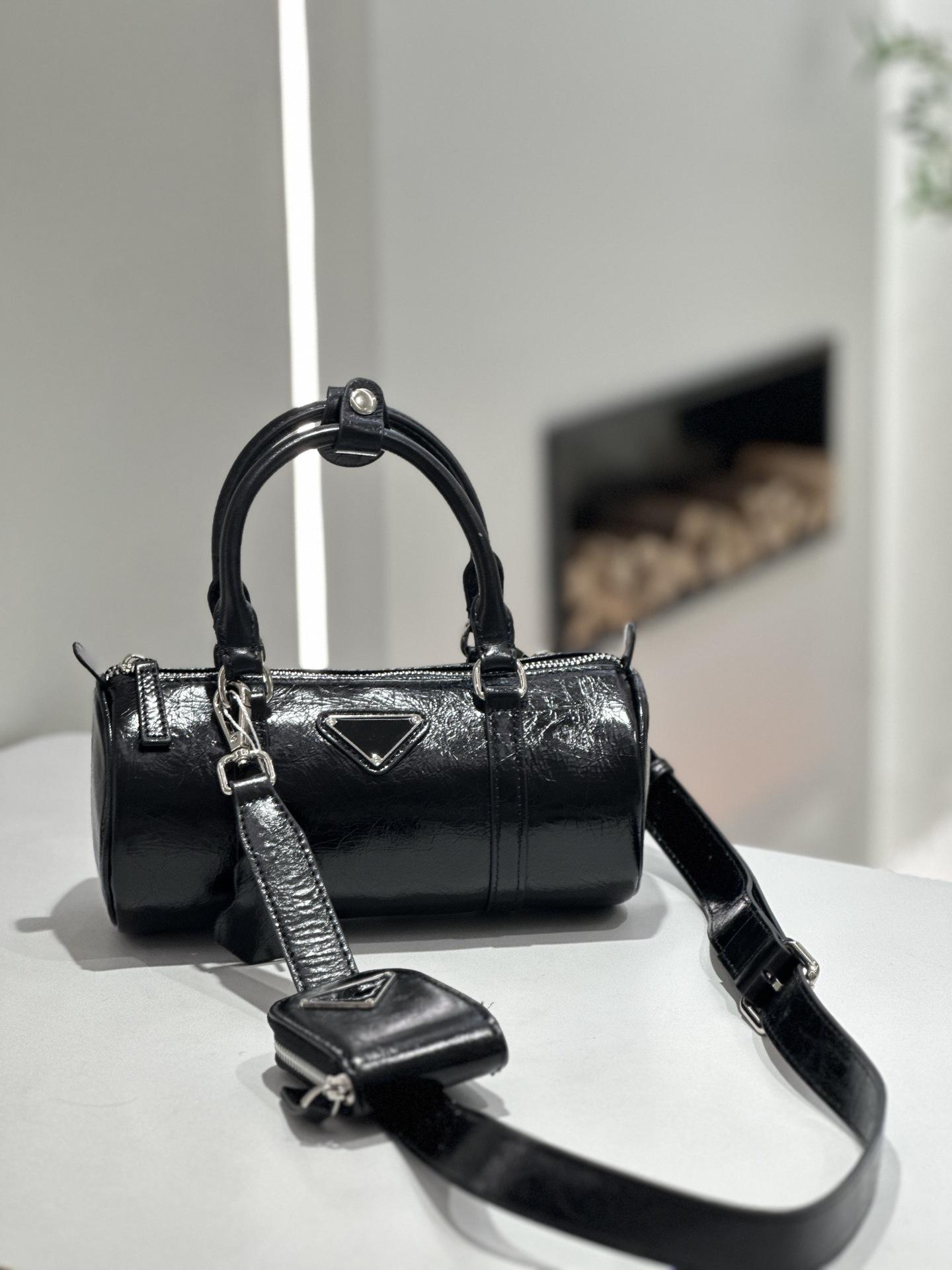 

Кожаная сумка Новая сумка-подушка Перевернутый треугольный плиссированный цилиндр Сумка женская через плечо на одном плече Повседневная сумка для通勤 22.5*11*10cm