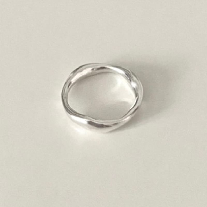Legemme Flowing Ring