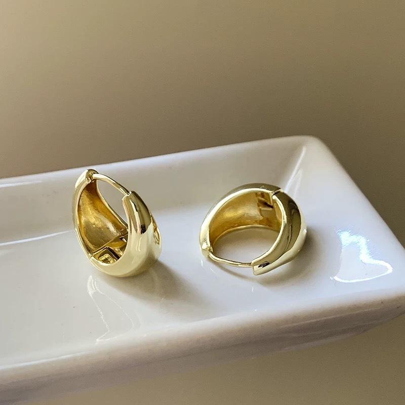 Simple Retro Hong Kong Style Metal Geometric Plain Ring Earrings Women's High-end Ear Buckles Fashion Commuter Versatile Earrings