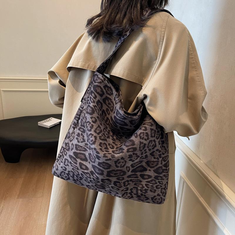 Large capacity bag women's 2025 new fashion shoulder bag premium texture bucket commuter tote bag