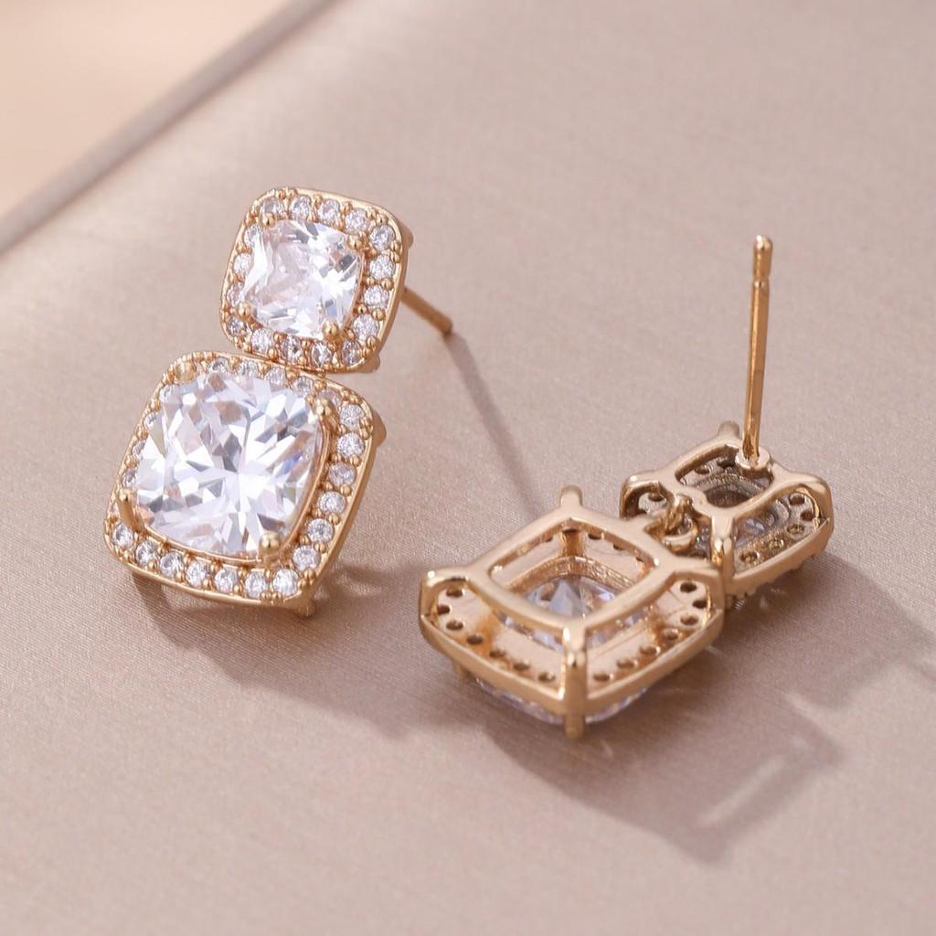 Light Luxury Square Stud Earrings with Micro-Inlaid Cubic Zirconia - High-End Design, Super Shiny, Elegant Ear Studs.