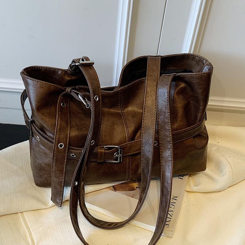 High value, foreign style and large capacity commuter bag women's bag 2025 new fashion texture student class shoulder tote bag