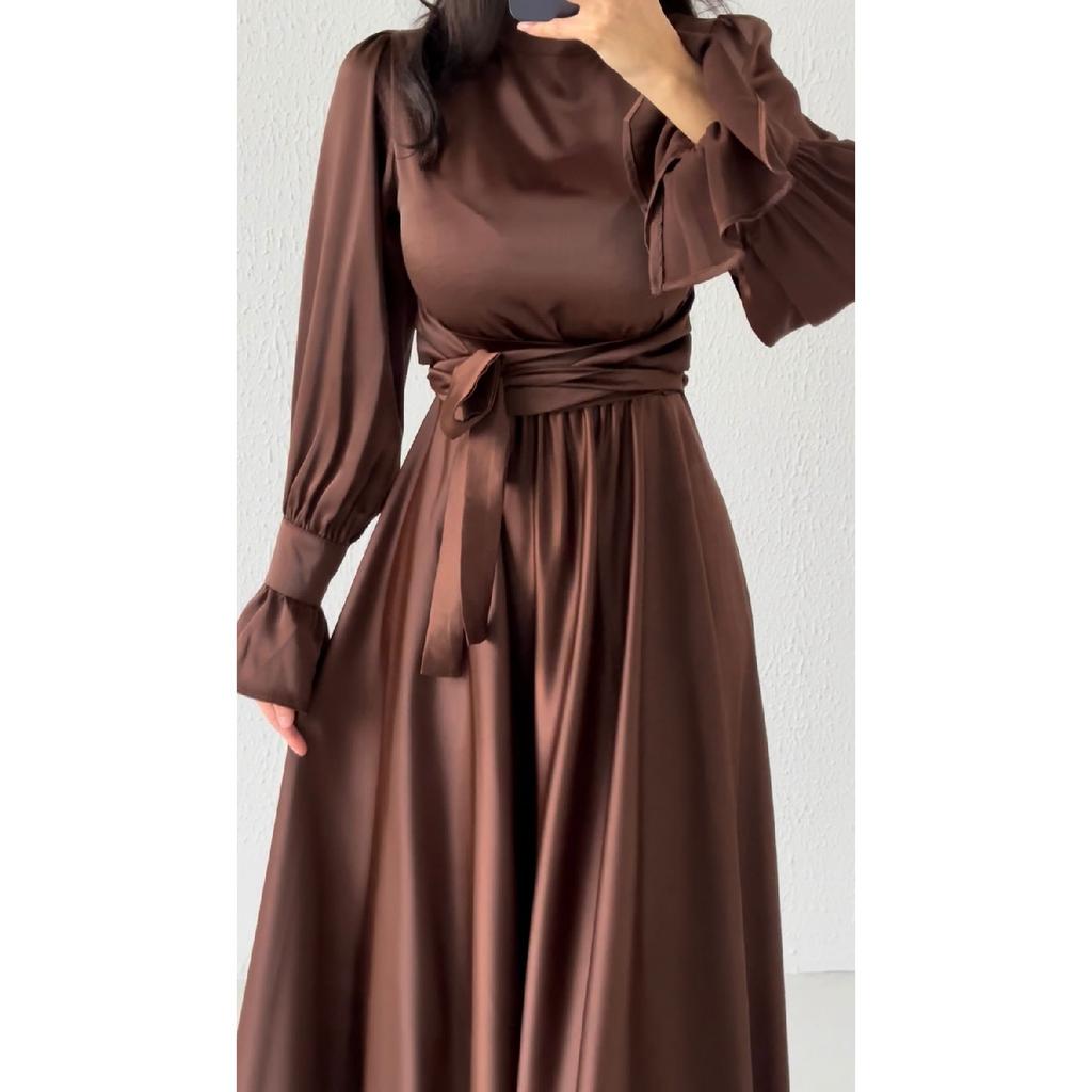 Saténový hidžáb večerní šaty s jemným rukávem v červené barvě