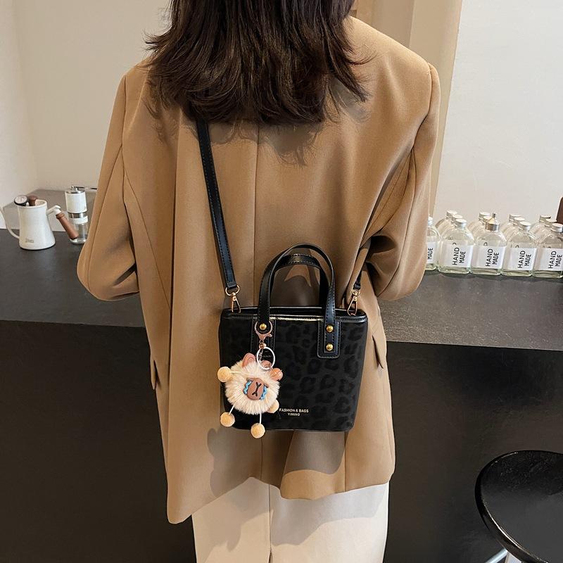 Premium Commuter Handbag Female 2025 New Autumn and Winter Retro Messenger Bag Versatile Leopard Print Bucket Bag