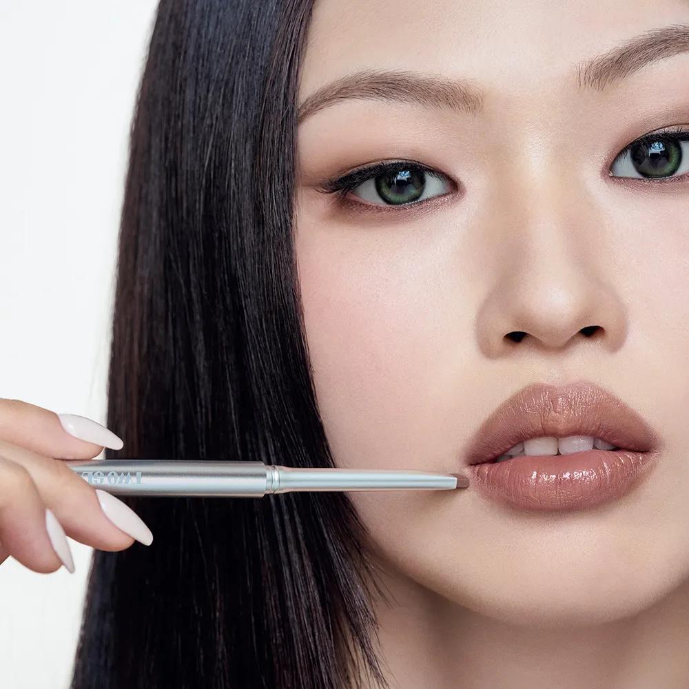 TWO SLASH FOUR Sculpt Lippenformer (5 Farben)