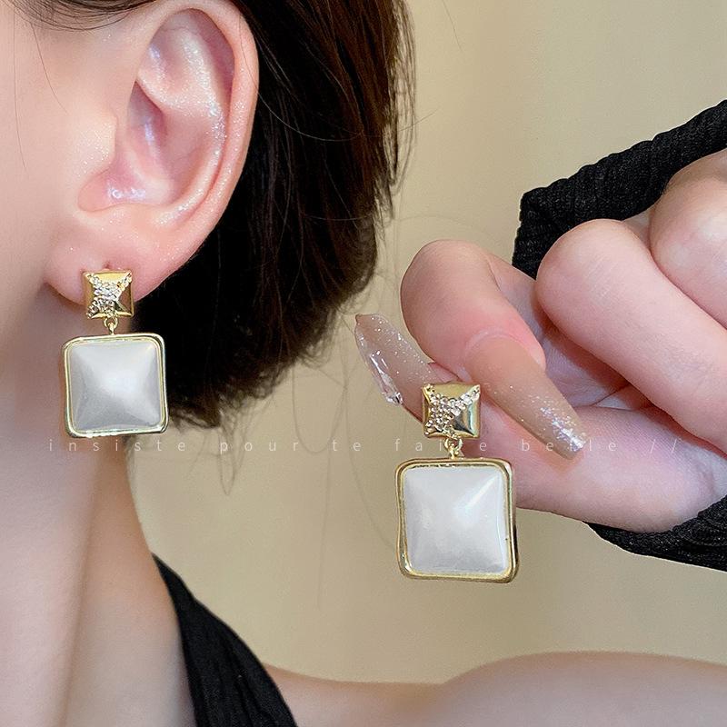 French Pearl Flower Earrings Personalized Fashion Stud Earrings Temperament Earrings Women