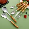Edelstahl-Besteckset mit Bambusgriff: Dessertgabel, Steakmesser, Salatlöffel, Teelöffel.