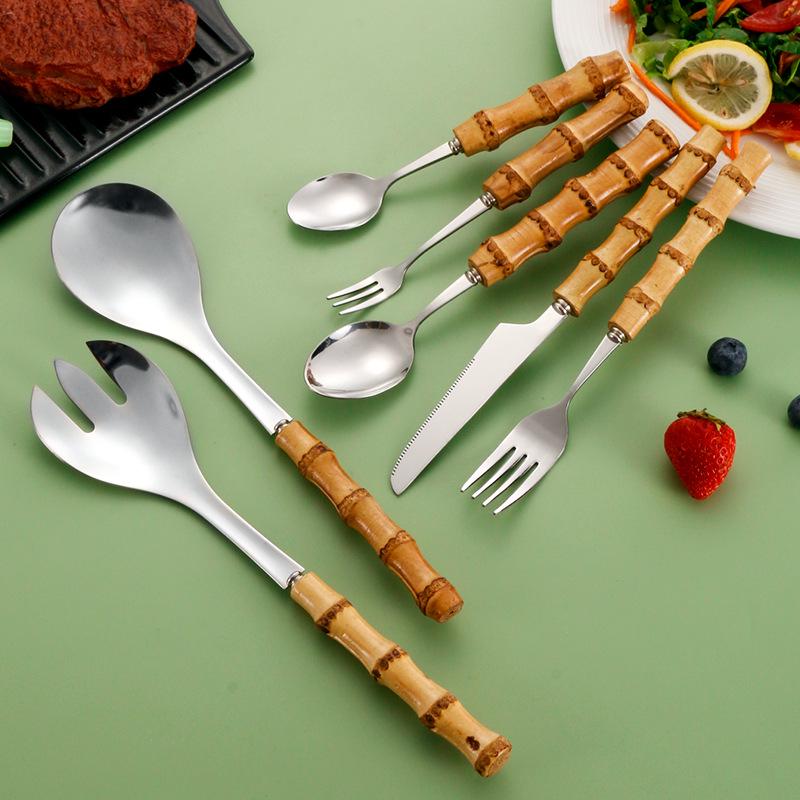 Edelstahl-Besteckset mit Bambusgriff: Dessertgabel, Steakmesser, Salatlöffel, Teelöffel.